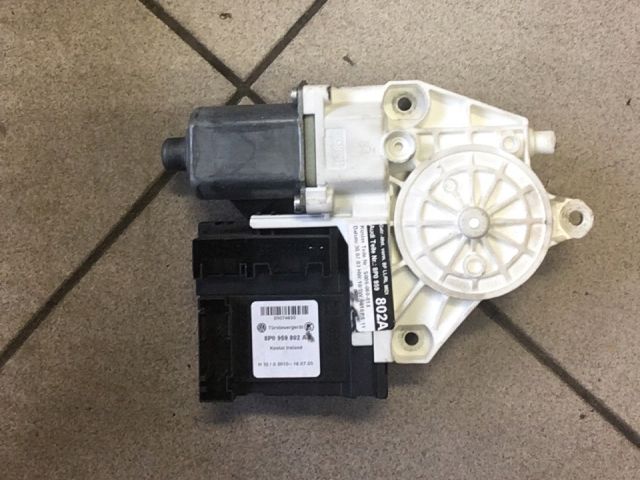 bontott AUDI A3 Jobb első Ablakemelő Motor