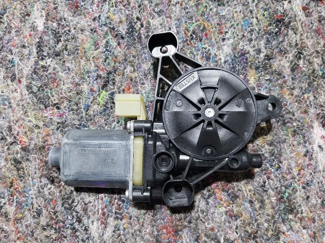 bontott AUDI A3 Jobb első Ablakemelő Motor