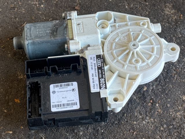 bontott AUDI A3 Jobb első Ablakemelő Motor