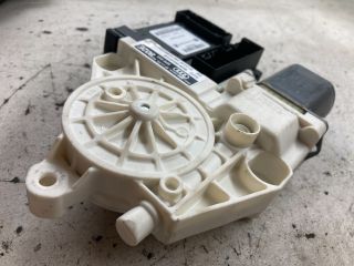 bontott AUDI A3 Jobb első Ablakemelő Motor