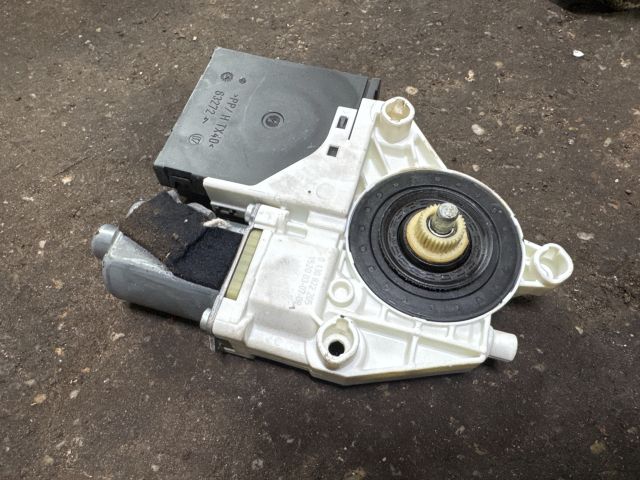 bontott AUDI A3 Jobb első Ablakemelő Motor