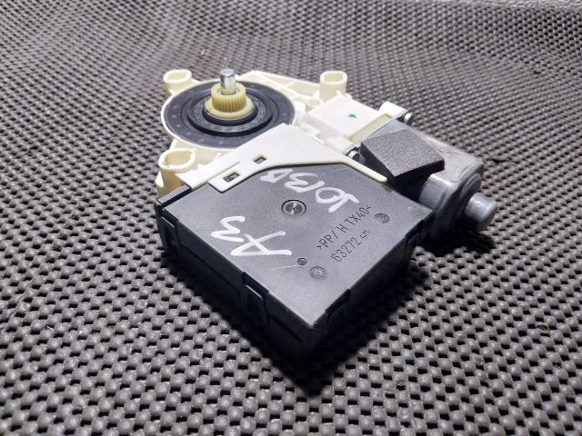 bontott AUDI A3 Jobb első Ablakemelő Motor