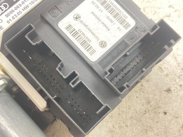 bontott AUDI A3 Jobb első Ablakemelő Motor