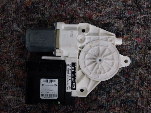 bontott AUDI A3 Jobb első Ablakemelő Motor