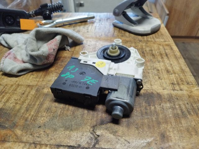 bontott AUDI A3 Jobb első Ablakemelő Motor