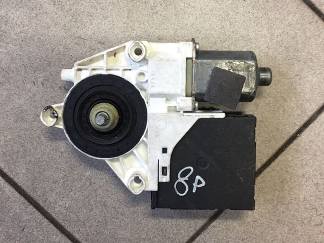 bontott AUDI A3 Jobb első Ablakemelő Motor