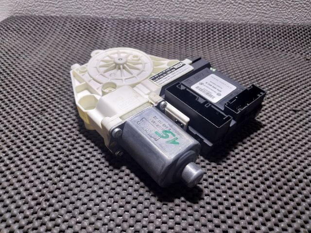 bontott AUDI A3 Jobb első Ablakemelő Motor