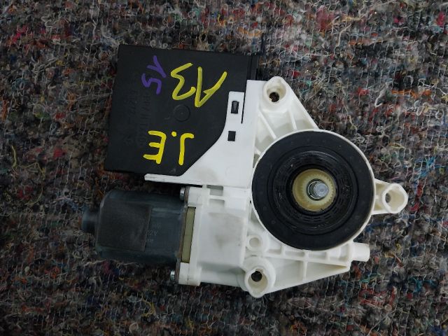 bontott AUDI A3 Jobb első Ablakemelő Motor