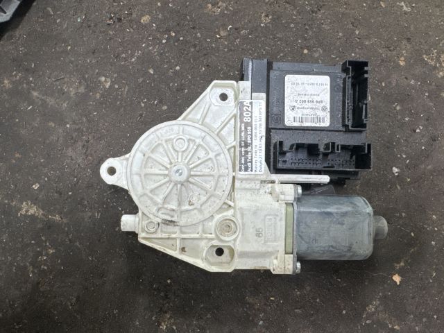 bontott AUDI A3 Jobb első Ablakemelő Motor
