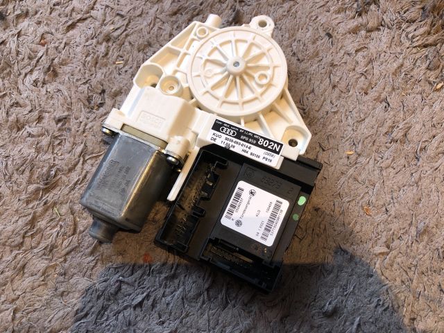 bontott AUDI A3 Jobb első Ablakemelő Motor