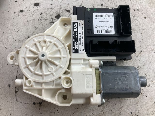 bontott AUDI A3 Jobb első Ablakemelő Motor