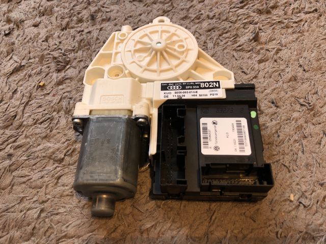 bontott AUDI A3 Jobb első Ablakemelő Motor