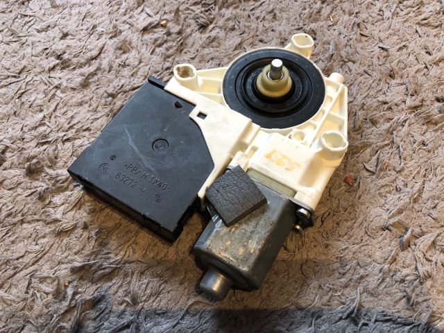 bontott AUDI A3 Jobb első Ablakemelő Motor