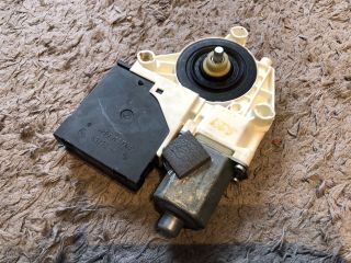 bontott AUDI A3 Jobb első Ablakemelő Motor