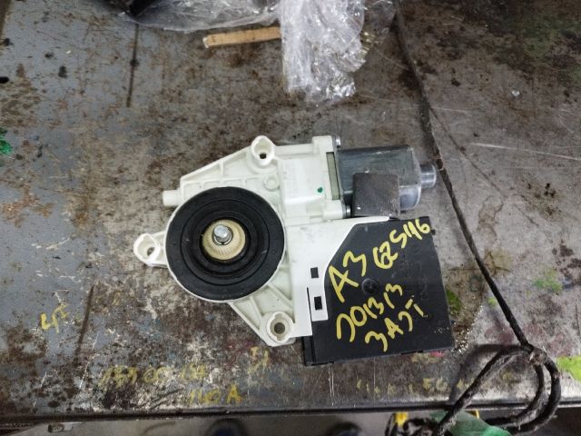 bontott AUDI A3 Jobb első Ablakemelő Motor