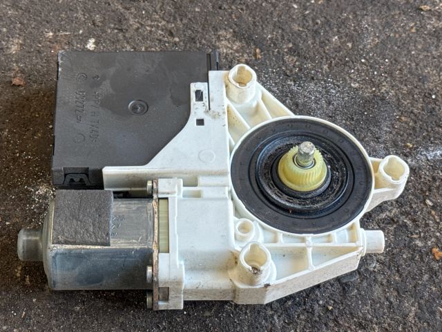 bontott AUDI A3 Jobb első Ablakemelő Motor