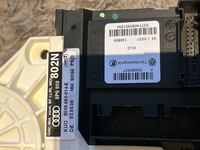 bontott AUDI A3 Jobb első Ablakemelő Motor