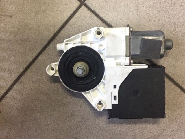 bontott AUDI A3 Jobb első Ablakemelő Motor