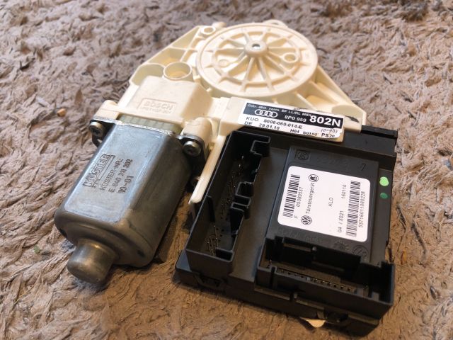 bontott AUDI A3 Jobb első Ablakemelő Motor