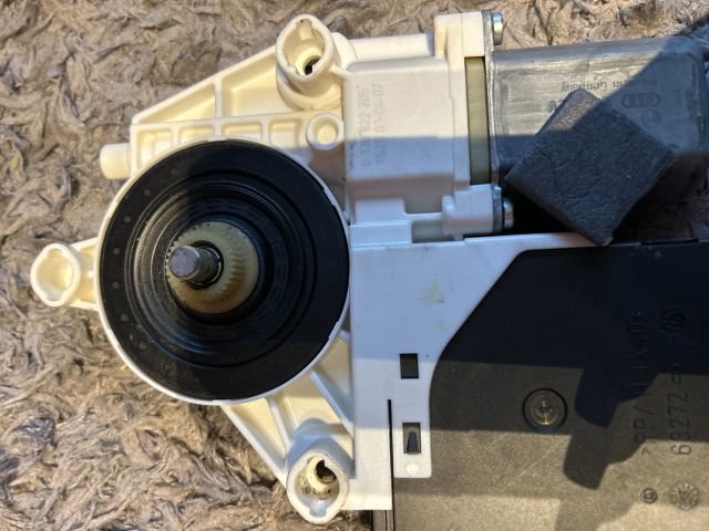 bontott AUDI A3 Jobb első Ablakemelő Motor