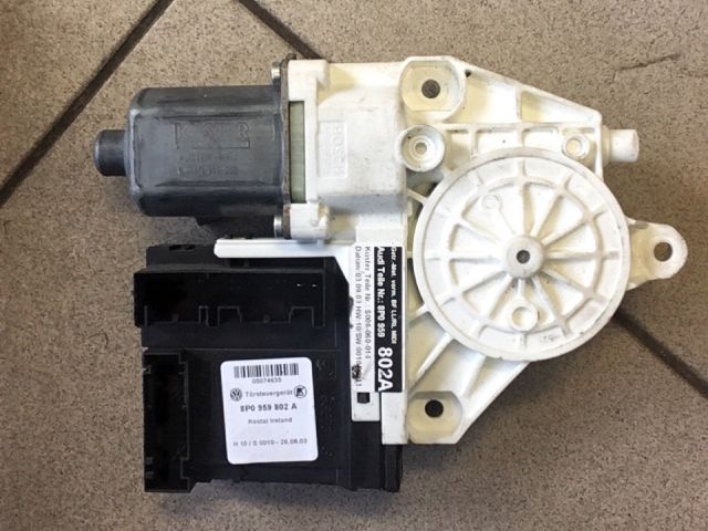 bontott AUDI A3 Jobb első Ablakemelő Motor