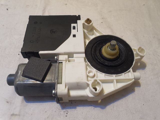 bontott AUDI A3 Jobb első Ablakemelő Motor