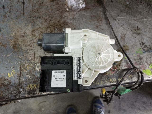 bontott AUDI A3 Jobb első Ablakemelő Motor