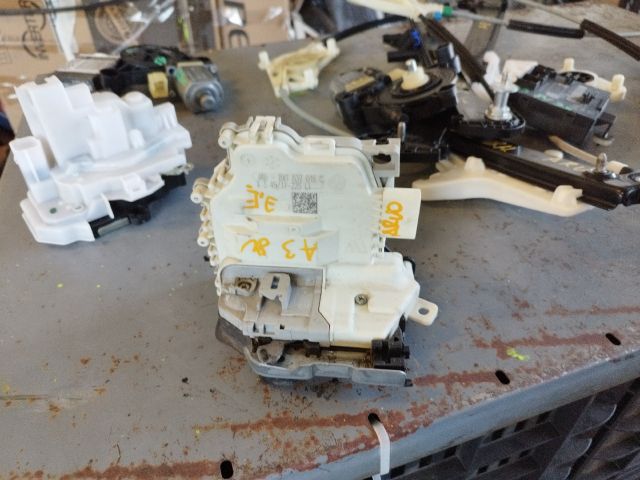 bontott AUDI A3 Jobb első Ajtózár