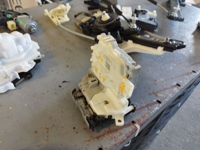 bontott AUDI A3 Jobb első Ajtózár