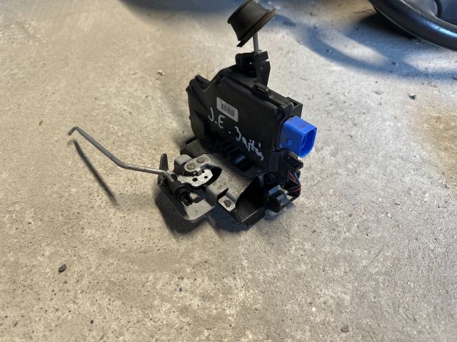 bontott AUDI A3 Jobb első Ajtózár