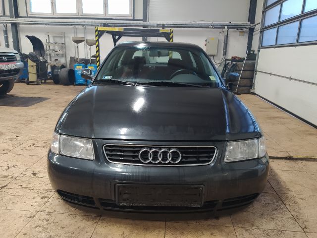 bontott AUDI A3 Jobb első Dobbetét (Kerékjárati, Műanyag)