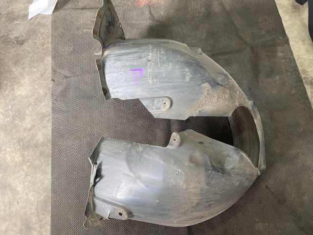 bontott AUDI A3 Jobb első Dobbetét (Kerékjárati, Műanyag)