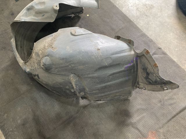 bontott AUDI A3 Jobb első Dobbetét (Kerékjárati, Műanyag)