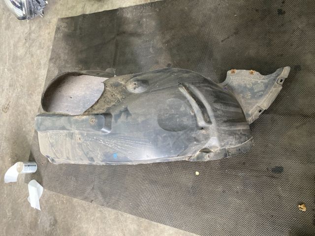 bontott AUDI A3 Jobb első Dobbetét (Kerékjárati, Műanyag)