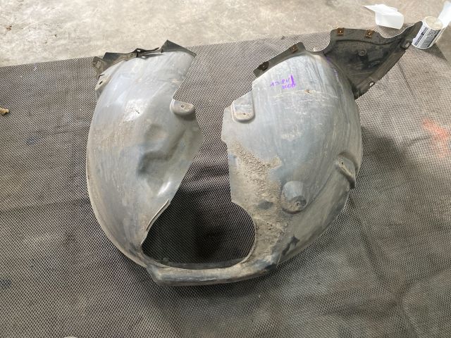 bontott AUDI A3 Jobb első Dobbetét (Kerékjárati, Műanyag)