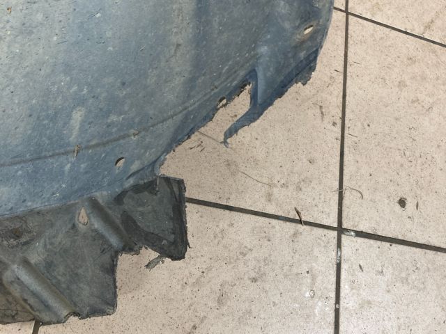 bontott AUDI A3 Jobb első Dobbetét (Kerékjárati, Műanyag)