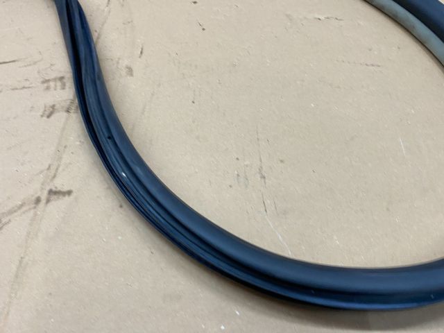 bontott AUDI A3 Jobb első Gumikéder