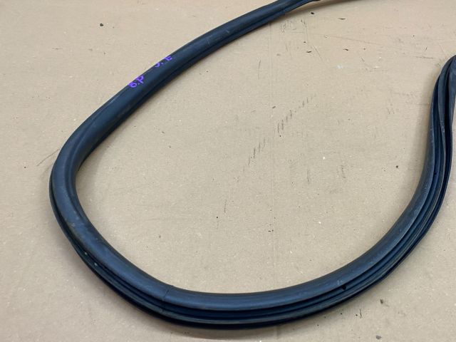 bontott AUDI A3 Jobb első Gumikéder