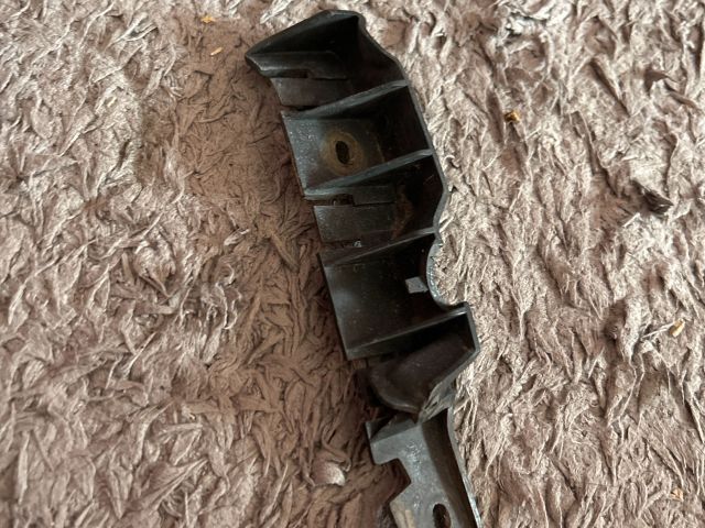 bontott AUDI A3 Jobb első Lökhárító Tartó (Műanyag)