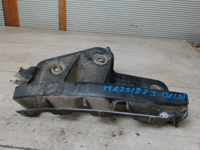 bontott AUDI A3 Jobb első Lökhárító Tartó (Műanyag)