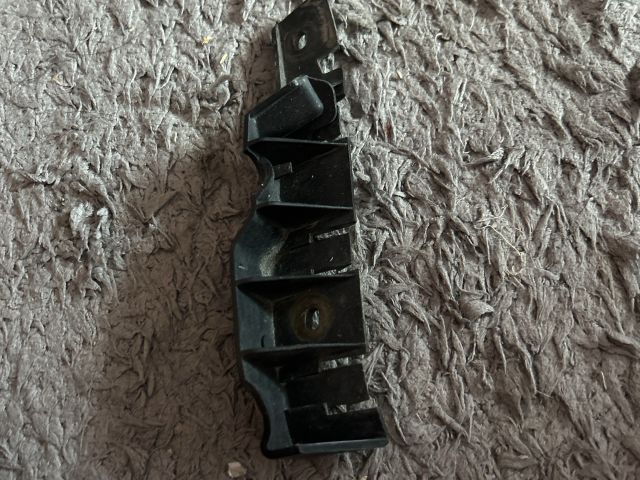 bontott AUDI A3 Jobb első Lökhárító Tartó (Műanyag)