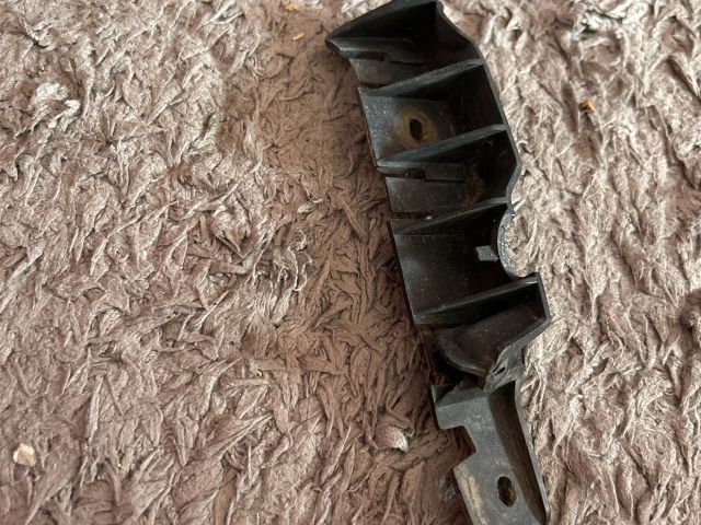 bontott AUDI A3 Jobb első Lökhárító Tartó (Műanyag)