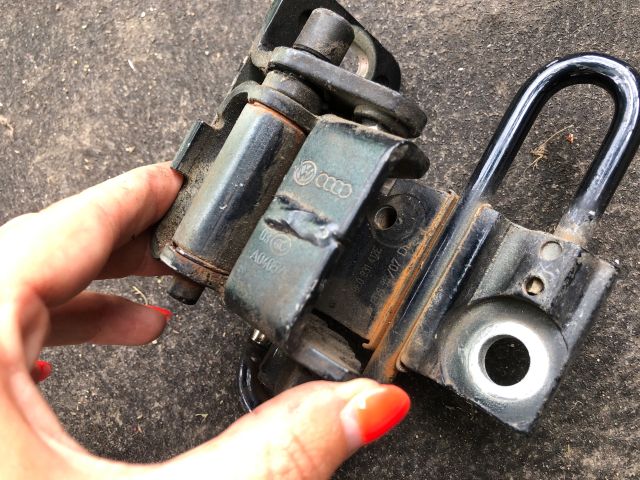 bontott AUDI A3 Jobb első Zsanér