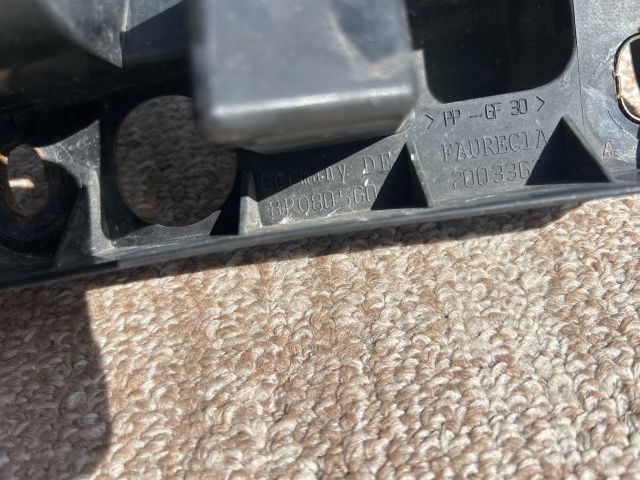 bontott AUDI A3 Jobb Fényszóró Tartó