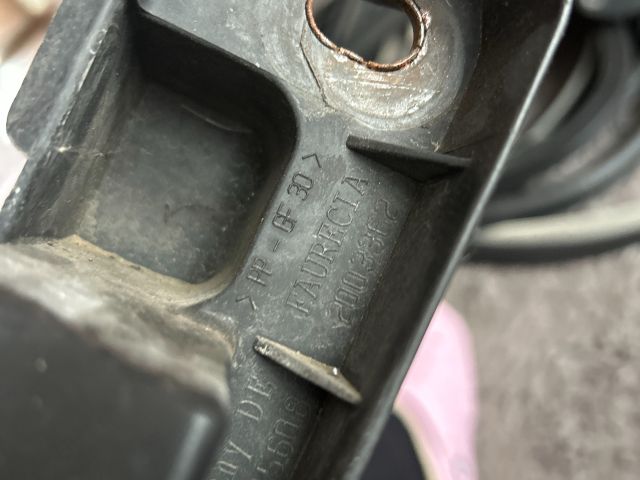 bontott AUDI A3 Jobb Fényszóró Tartó