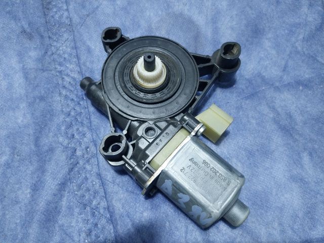bontott AUDI A3 Jobb hátsó Ablakemelő Motor
