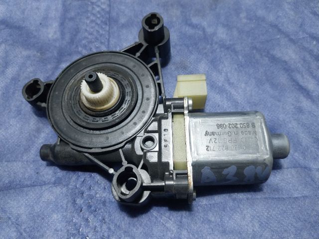 bontott AUDI A3 Jobb hátsó Ablakemelő Motor