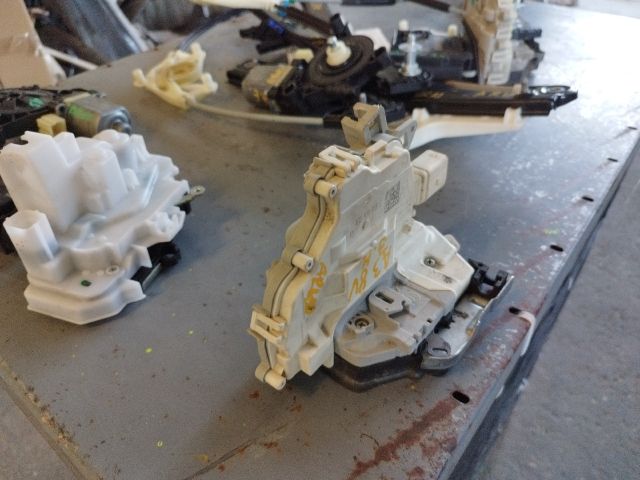 bontott AUDI A3 Jobb hátsó Ajtózár