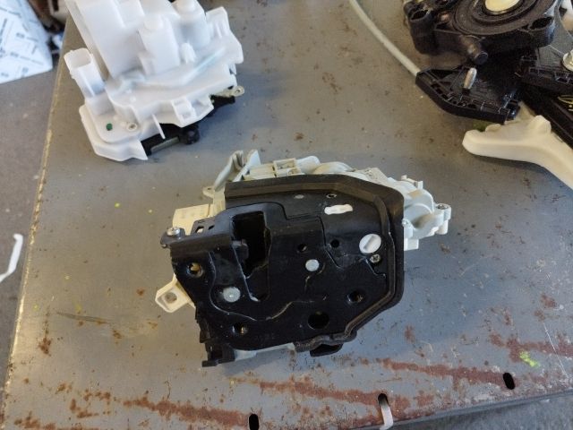 bontott AUDI A3 Jobb hátsó Ajtózár