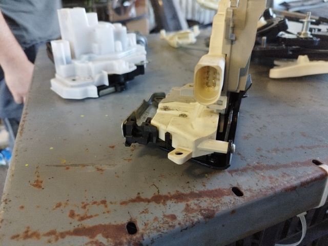 bontott AUDI A3 Jobb hátsó Ajtózár